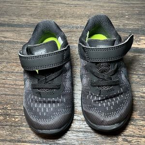 Nike toddler shoes size 6c